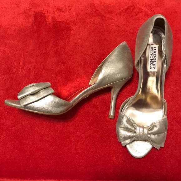 Badgley Mischka Bow Peep Toe Pump - Picture 2 of 6